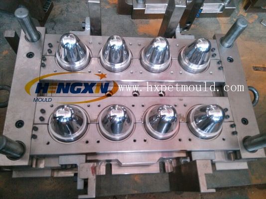 Plastic container preform mold