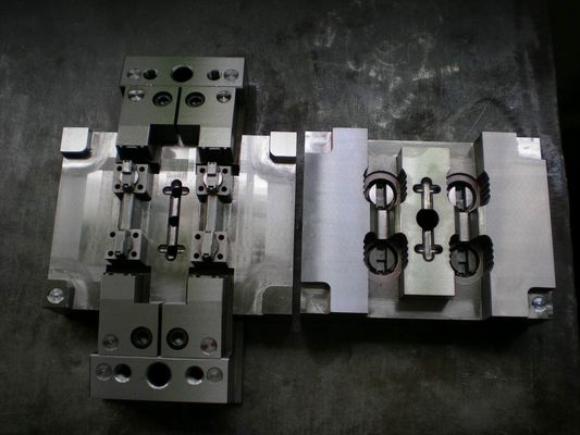 Hardened Plastic Injection Molding Tooling For Parting Line Lock Insulation Plate