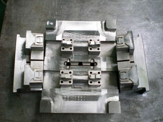 Hardened Plastic Injection Molding Tooling For Parting Line Lock Insulation Plate