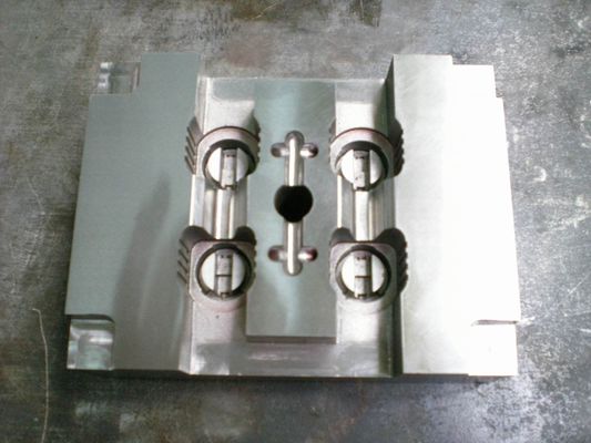 Hardened Plastic Injection Molding Tooling For Parting Line Lock Insulation Plate